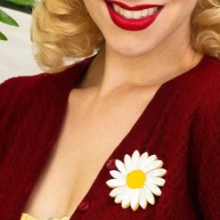 Store She Loves Me Daisy Brooch Brooches